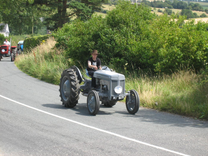../Images/Fr. Murphy Vintage Tractor Run 2006--21.JPG